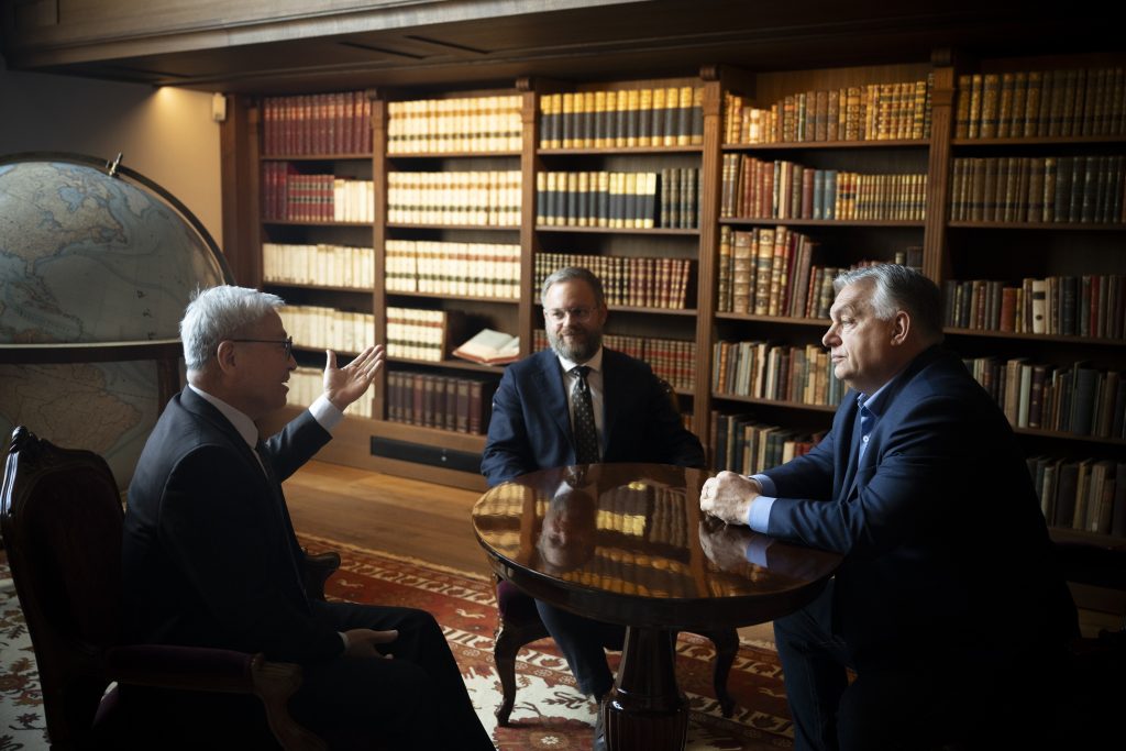 A kínai elnök Moszkvában, Putyin mellett ült a katonai parádén, ám a mi Orbán Viktorunk se maradt pekingi elvbarát nélkül 1