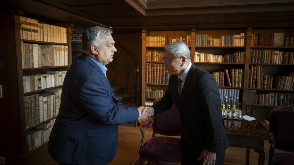 A kínai elnök Moszkvában, Putyin mellett ült a katonai parádén, ám a mi Orbán Viktorunk se maradt pekingi elvbarát nélkül