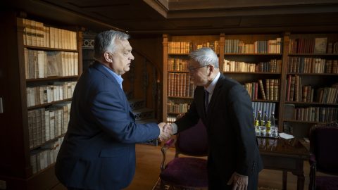 A kínai elnök Moszkvában, Putyin mellett ült a katonai parádén, ám a mi Orbán Viktorunk se maradt pekingi elvbarát nélkül