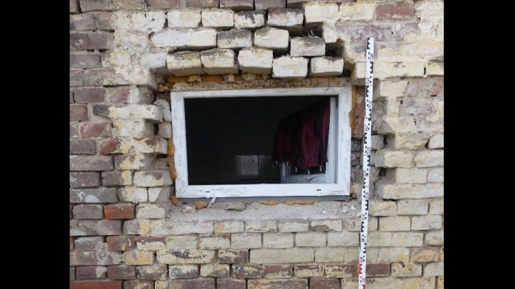 Napokon keresztül verte, majd bezárta a fiatal barátnőjét egy férfi Debrecenben