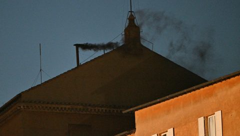 Fekete füsttel kezdődött a pápaválasztás – képek a konklávé első napjáról