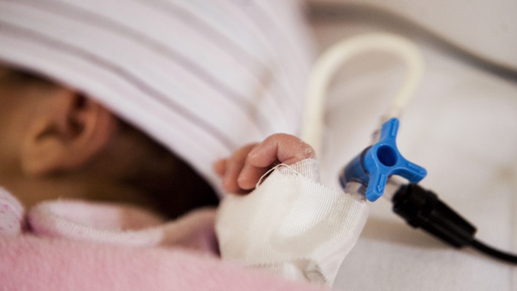 Egyik nap még a tengerparton nyaralt, másik nap meg anyuka lett – kórházban hagyott csecsemők örökbefogadói meséltek