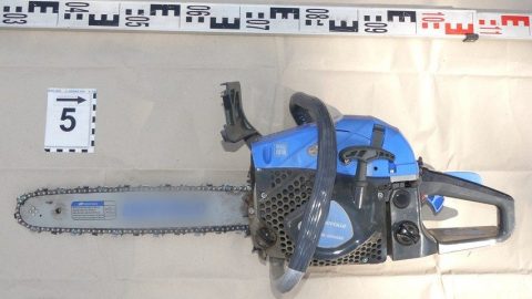 Láncfűrésszel támadt a közmunkásokra, azonnal előkerült a fűkasza