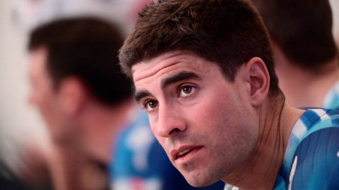 Járdaszegélynek csapódott, kórházba vitték a kétszeres Giro-dobogóst