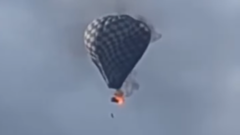 Sokkoló videón, ahogy a mélybe zuhan az égő hőlégballonból egy férfi a mexikói fesztiválon