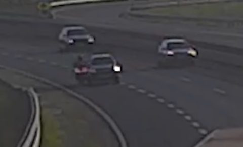 Nem nézett be a visszapillantóba, elcsapta a motorost