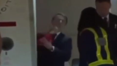Az egész világ láthatta véletlenül, ahogy Macronnak kioszt egy nyaklevest a felesége