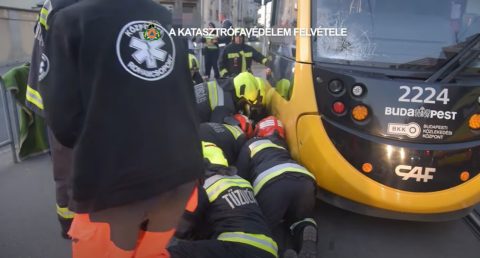 Villamos gázolt gyalogost Budapesten, a mentésről videót tettek közzé