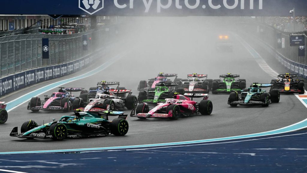 Leclerc el sem tudott indulni, Verstappen a boxutcában balesetezett