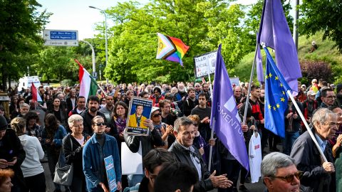 A Szuverenitásvédelmi Hivatal előtt tüntetett a Momentum