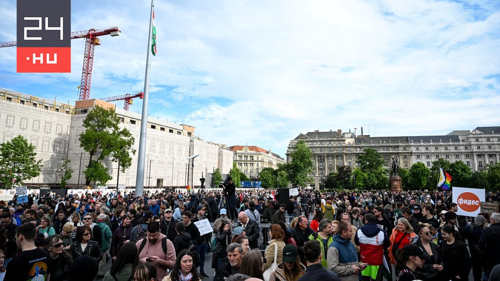 A Kossuth téren tüntetnek a civilekért és a sajtóért