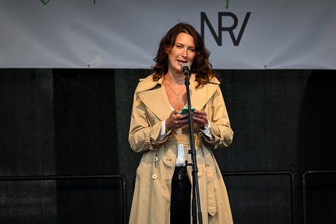 Mérő Vera: Ki kell nyújtanunk a kezünket