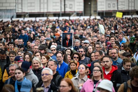 Móra Veronika: Hát nem nevetséges? Ezt teszik listára.