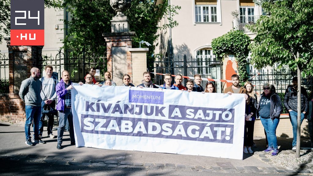 Büntetőeljárást indított a rendőrség, miután a momentumosok vörös festéket locsoltak Szuverenitásvédelmi Hivatal kerítésére