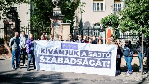 Büntetőeljárást indított a rendőrség, miután a momentumosok vörös festéket locsoltak Szuverenitásvédelmi Hivatal kerítésére