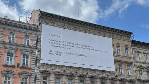Nem egy lottónyertes, hanem a legnagyobb magyar online kaszinónyeremény hívta életre az Oktogon épülethálóját