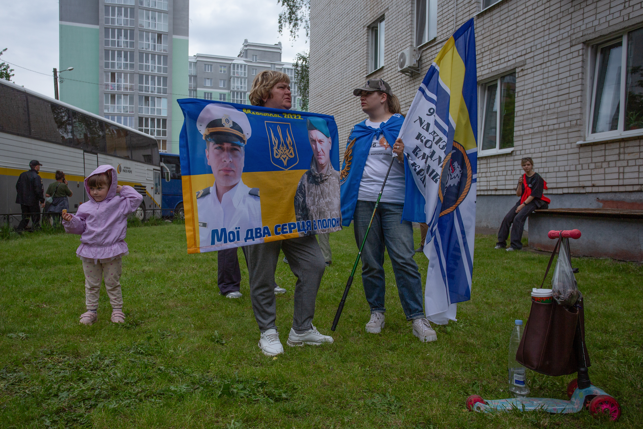 „Mindig hiszek, és remélem, hogy kiszabadulnak a fiaim” – Tudósítónk az orosz-ukrán fogolycserén járt 2