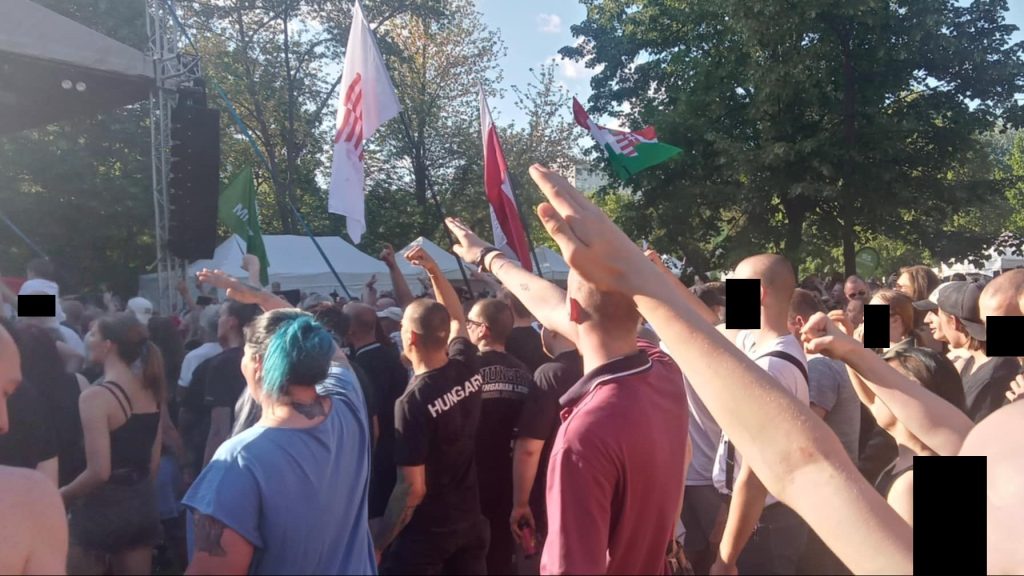 Tudatos rosszindulatról ír a Mi Hazánk, miután náci karlendítést, Hitler-tetoválást fotóztak a párt majálisán