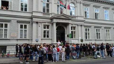 Megakadályozták az oktatási miniszter látogatását a budapesti szerb iskola diákjai