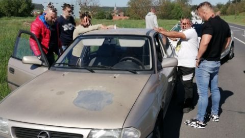 Házkutatást tartottak egy apánál és fiánál, ekkor derült ki, hogy rabszolgaként tartanak egy nyugdíjast