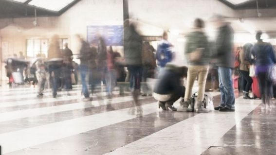 Rohamot kapott egy nő a Nyugatiban, a rendőrök segítettek rajta