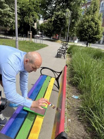 Újabb “padgate” Budapesten: most Budán festettek le egy szivárványszínű padot