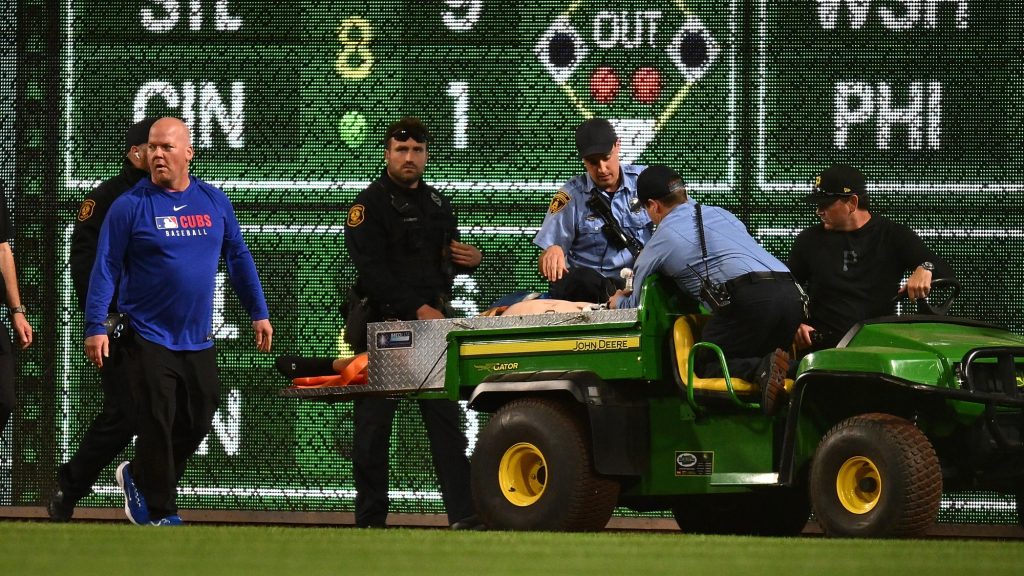 Több méteres magasságból zuhant a pályára egy szurkoló a baseballmeccsen, kritikus állapotban vitték kórházba