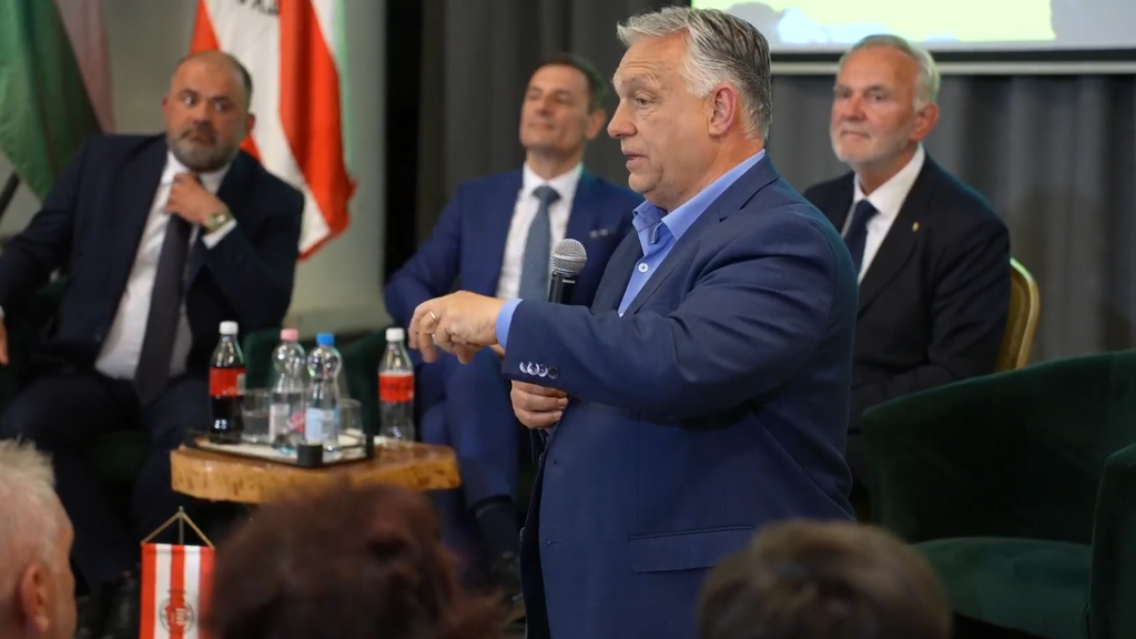Orbán Viktor újra lakossági fórumon bukkant fel: „Állunk, mint a lakodalomban”