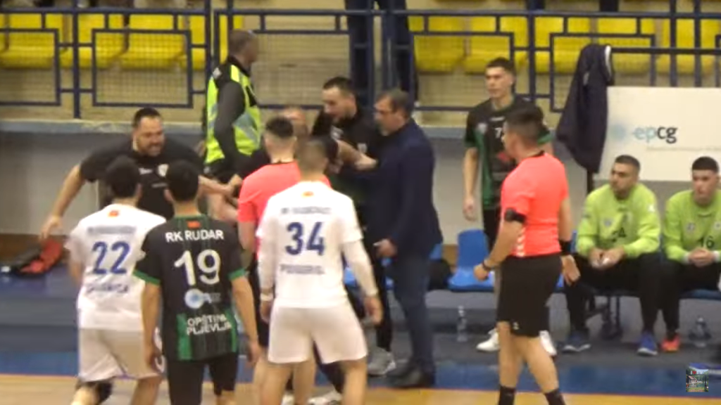 Három évre eltiltották a kéziedzőt, aki kiverte a sárga lapot a bíró kezéből, majd neki is próbált rontani