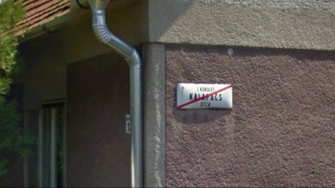 Több mint húsz évvel a rendszerváltás után is keresztezte egymást a pécsi Sarló és Kalapács utca