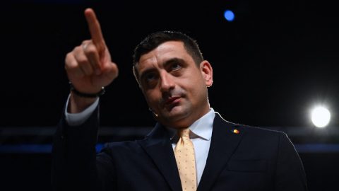 Orbán tegnapi puszija után visszapuszilt a román George Simion