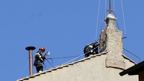 Felhelyezték a kéménycsövet a Sixtus-kápolna tetejére, ami jelezni fogja, megvan-e az új pápa