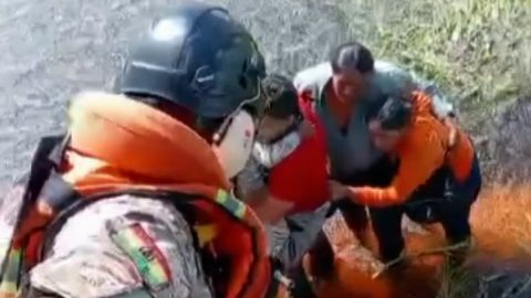Videón, ahogy kimentik a kisrepülő utasait az aligátorokkal teli mocsárból Bolíviában