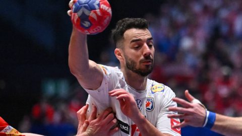 Olyan ütést kapott, hogy vért köpött, meccsről vitték kórházba a kézilabdázót