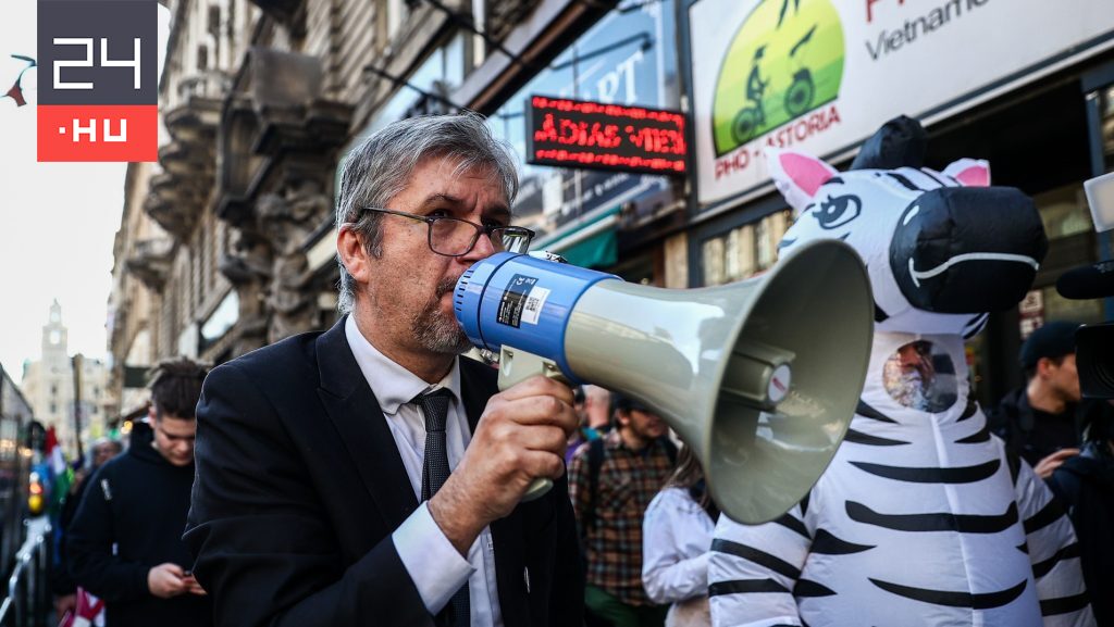 Hadházy Ákosék a Külügyminisztérium elé vonulnak a belvároson át, hogy ott tüntessenek tovább
