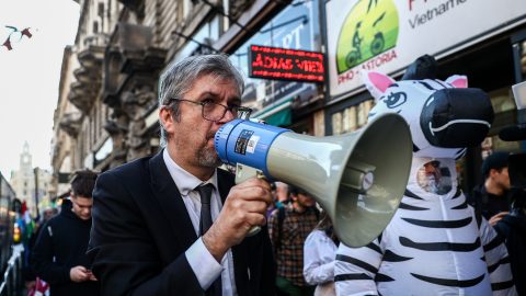 Hadházy Ákosék a Külügyminisztérium elé vonulnak a belvároson át, hogy ott tüntessenek tovább