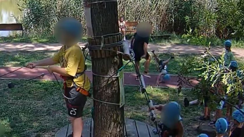 „A leggyorsabb fegyelmezési eszközt választottam, kisöpörtem Roland lábát” – mondta a karataedző, aki a szolnoki kalandparkban felrúgott egy kisfiút