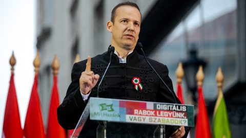 Toroczkai Orbánnak: A globalisták ellen kell a globális összefogás, de nem olyanokkal, akik magyar temetőket gyaláznak meg!