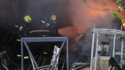 Kigyulladt egy ingatlan a Budaörsi úton – fotósunk galériája a helyszínről