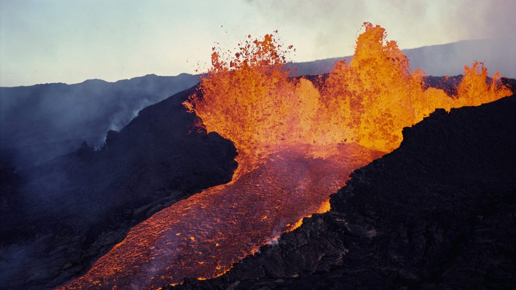 300 méter magas lávaszökőkút tört elő egy hawaii vulkánból