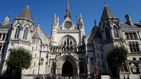 Egy orosz oligarcha felesége azt kéri a brit bíróságtól, börtönözzék be a férjét