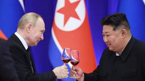 Kim Dzsongun támogatásáról biztosította „legkedvesebb elvtársát”, Vlagyimir Putyin orosz elnököt