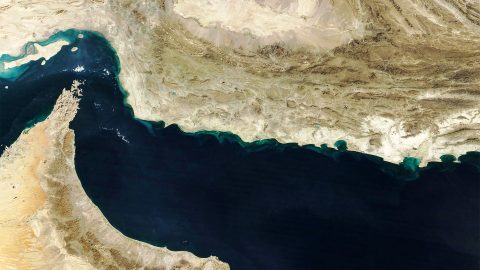 A benzinkutakon is érzékelhetjük majd a hatását, ha Irán tényleg lezárja a Hormuzi-szorost