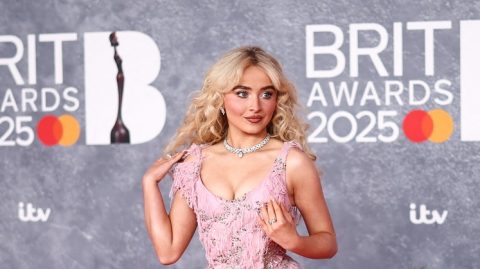 Botrányt kavart Sabrina Carpenter albumborítója, gyorsan csinált egy „Isten által jóváhagyott” verziót