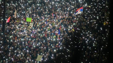 Akusztikus fegyvert vethettek be a március 15-i belgrádi tömegtüntetésen