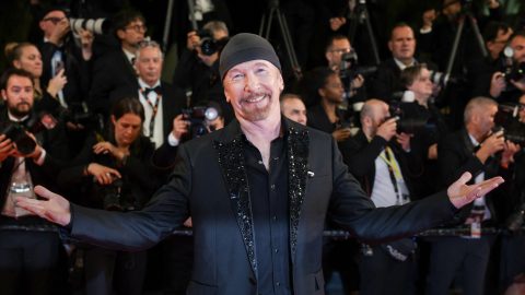 A U2 gitárosa hatvankét év után lett hivatalosan is ír