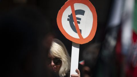 Pénzügyileg maga a tökély, mégis Európa legszegényebb országa Bulgária, ahol az euró ellen tiltakoznak