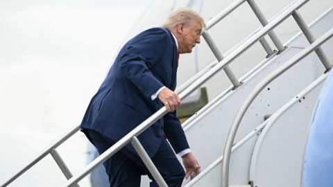 Alaposan meggyűlt Donald Trump baja az Air Force One lépcsőjével – videó