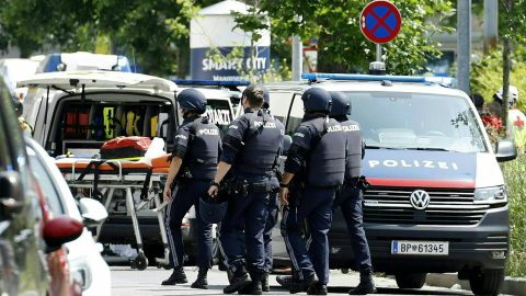 Egy 21 éves korábbi diák lövöldözött a grazi iskolánál, legalább tízen meghaltak