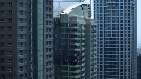 Lángba borult egy felhőkarcoló Dubajban, többezreket kellett kimenekíteni